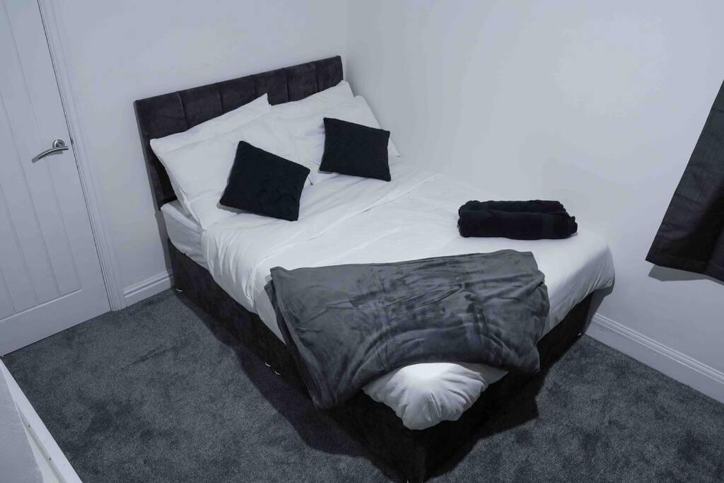 Stunning Two Bed City Centre Apartment Λιντς Εξωτερικό φωτογραφία