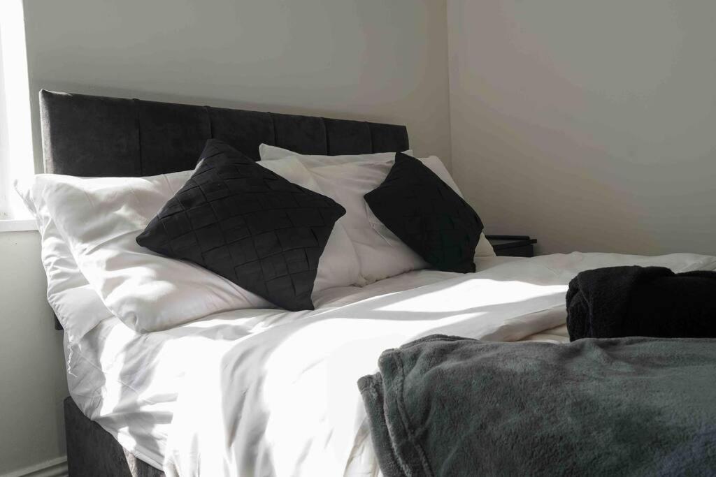Stunning Two Bed City Centre Apartment Λιντς Εξωτερικό φωτογραφία